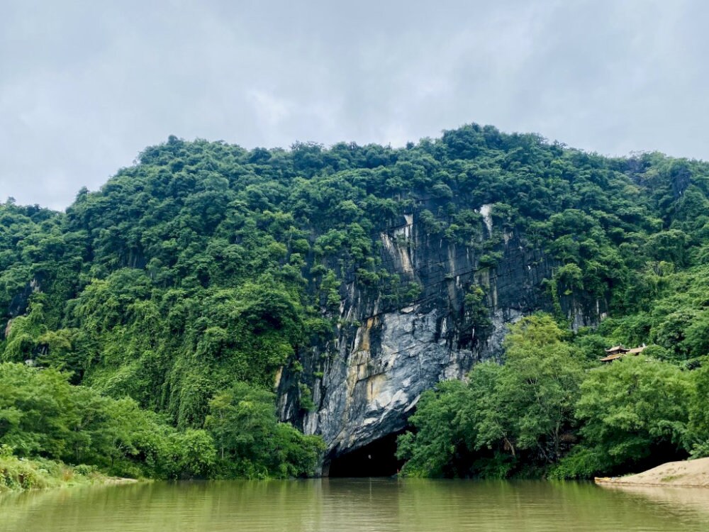 Động Phong Nha sừng sững